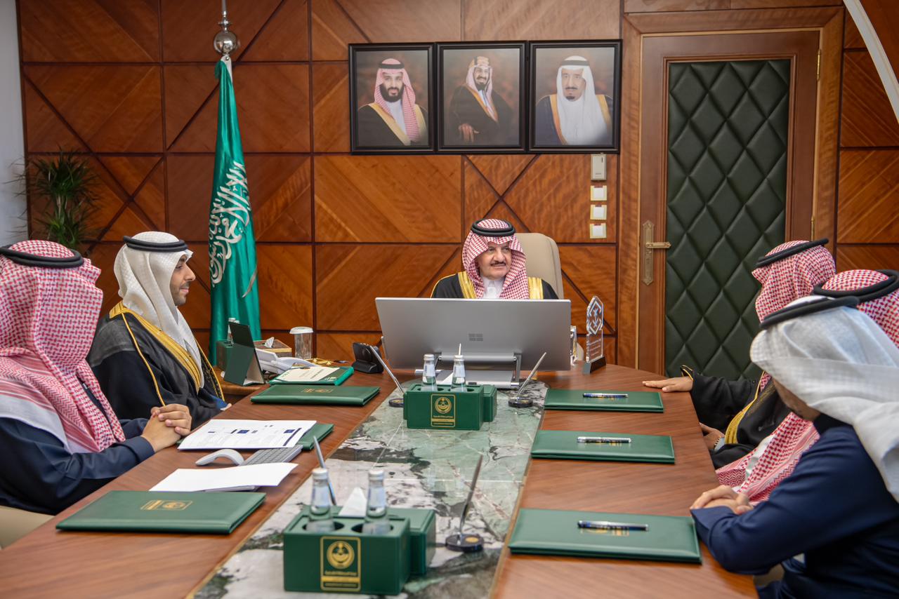 أمير المنطقة الشرقية يستقبل فريق هيئة التطوير للاحتفاء بجوائزهم المحلية والدولية